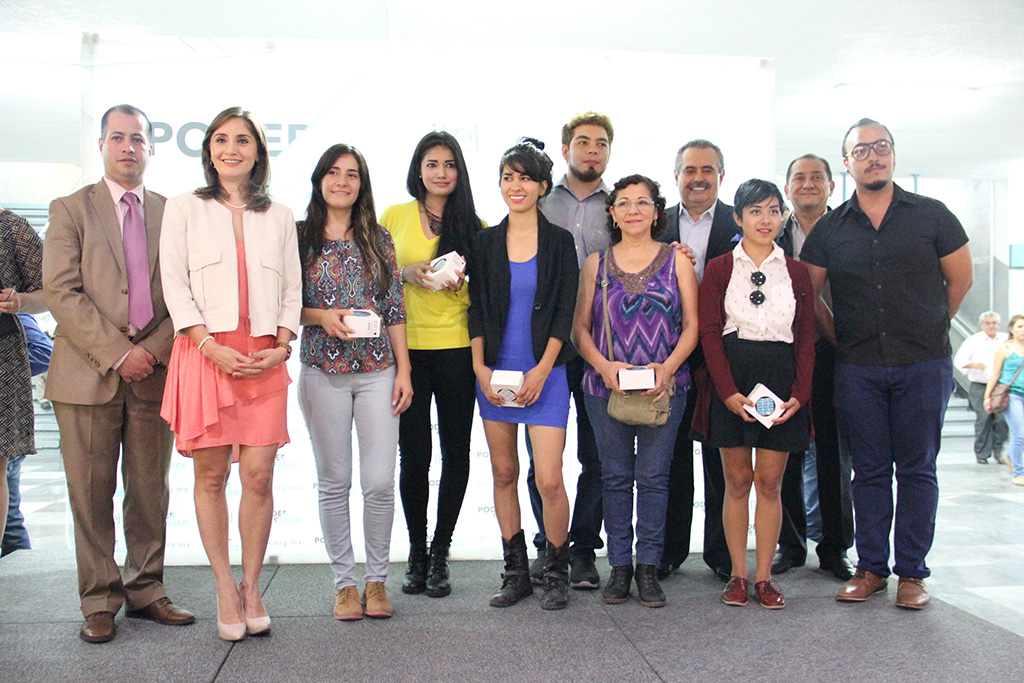 Exponen fotografías sobre transparencia en estación Juárez 