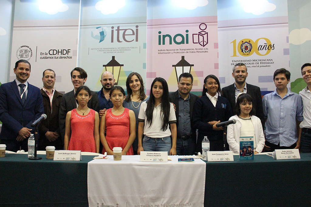 Premian esfuerzo de jóvenes escritores y dibujantes en FIL 2016