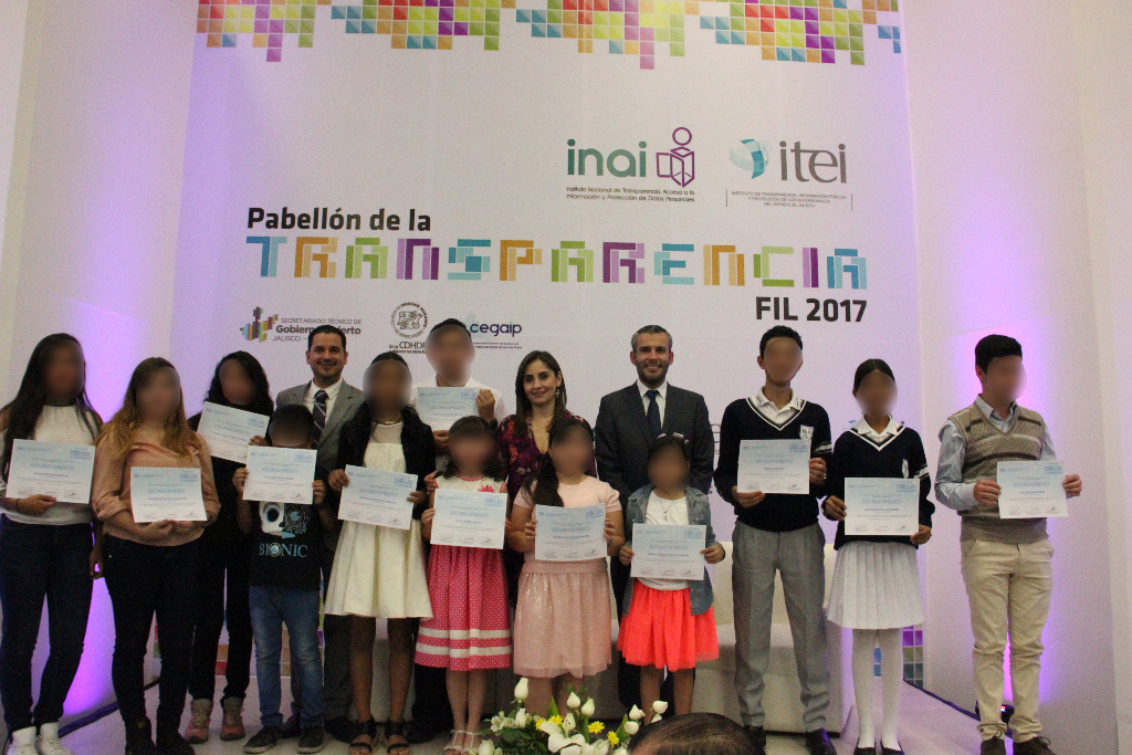 Premian creatividad de niños que dibujan la transparencia