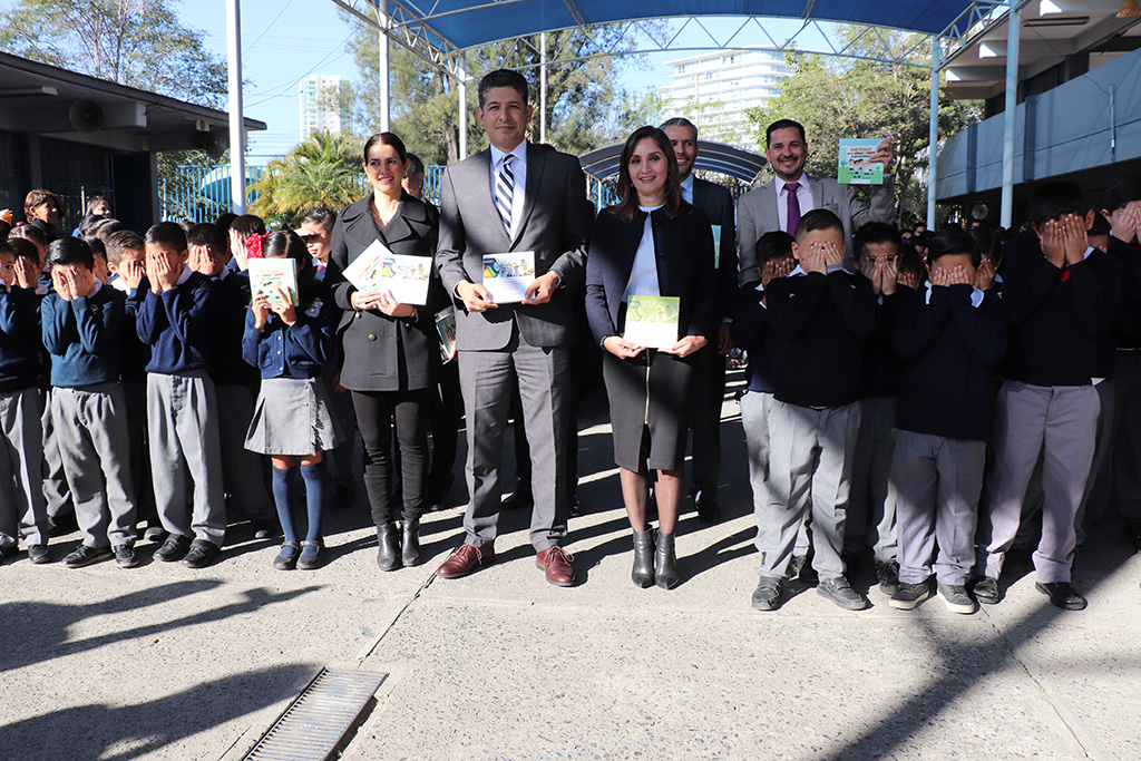 Entrega Pleno del ITEI Cuadernillos en materia de transparencia y protección de datos personales en Educación Básica de Jalisco para alumnos y docentes de 4to grado